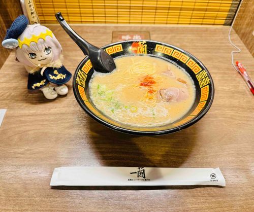 これが一蘭……！都会の食べ物だ！
え、違う？
外国のお客さんがたくさんいて、大人気のお店だったよ。とっても美味しかった！