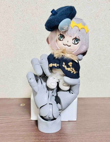 とっても精巧な作りのハンドモデルだ！
こうやって僕を持ち上げることだってできちゃうよ。お絵描きする時に便利なんだって！