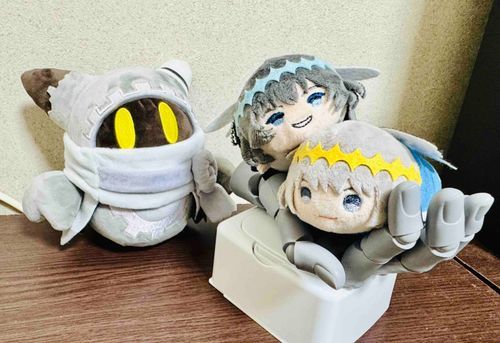 まぬ「もちの僕たちもハンドモデルに遊んでもらってるよ。後ろにいるのは新入りのマホロアくん！彼もふわもこSNS活動を始めたんだって。最新ポストにたまにいるから、見つけたらよろしくね。」