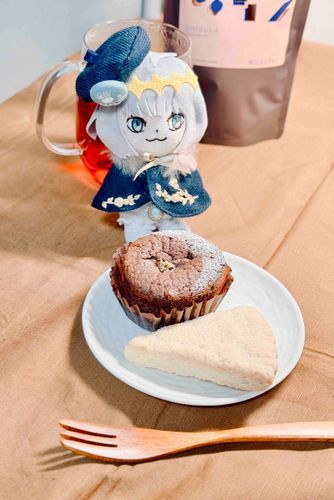 ハッピーバレンタイン！今日はおいしいチョコケーキとショートブレッドを食べたよ！飼い主は｢紅茶を買いに行っただけなのにうっかりお菓子まで買ってしまった……｣と頭を抱えていたよ。バレンタインだし、今日くらいは許されるよねっ！