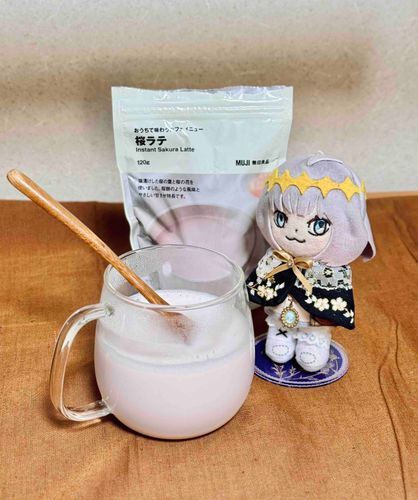 無印良品の桜ラテを飲んだよ！ホットミルクがほんのりピンク色になってるよ。桜の味がしておいしい～！