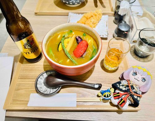 京都遠征のよるごはん、カレーうどんだよ！お出汁とカレーの味がすっごく美味しかった……！出汁にこだわった本気のカレーうどんって、こんなに美味しいんだね……