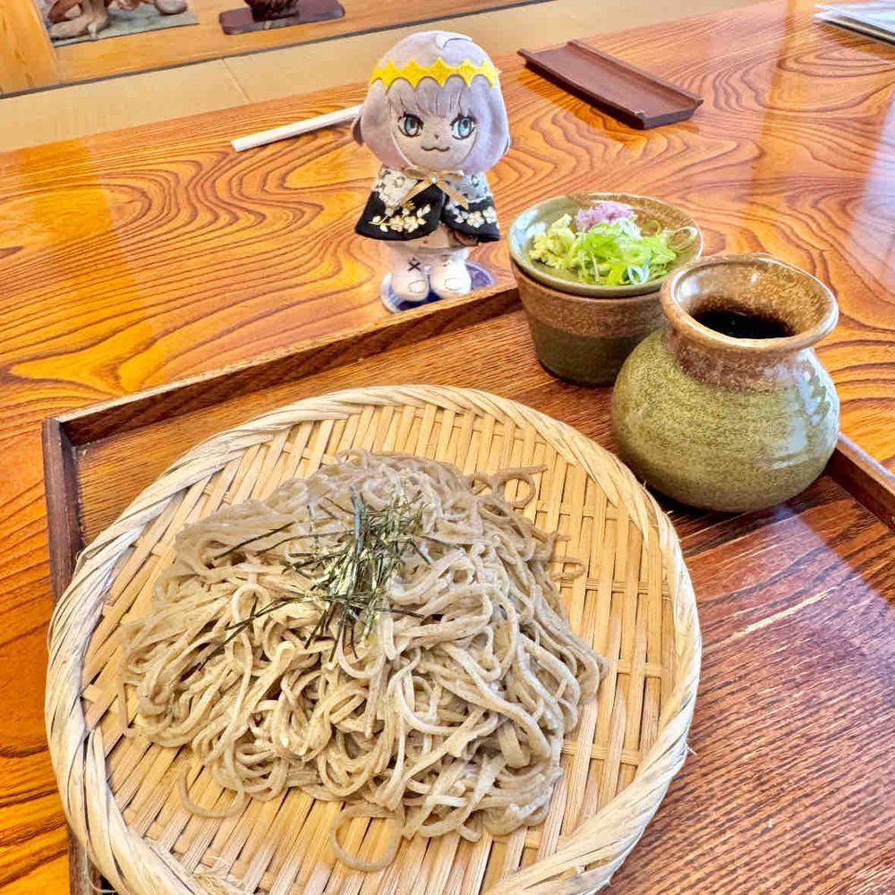 春の山菜を食べたくて山奥の定食屋さんにやってきたんだ。コゴミ、フキノトウ、タラノメ、ウルイ……そして岩魚の天ぷら！とーっても美味しかったよ！春の山の幸は最高だね！