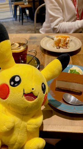 ランチのデザート🍨
これもおもちこのたべものではない⚡️
おくのケーキはちいさいかえんほうしゃ🔥(バーナー)であぶってたよ