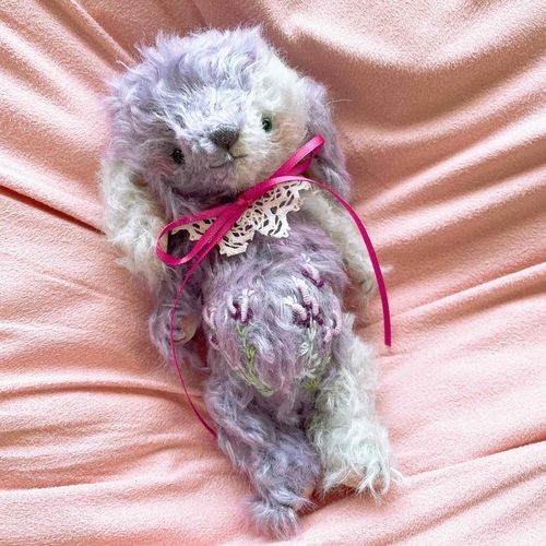 この子はラベンダー犬のレディだよ。
名前の通り、とっても女の子らしくてかわいいんだ。
左目が空色、右目がブドウ色のオッドアイできれいだよ。
ジンジャーとはとってもなかよしだから、そのうちラブラブになっちゃうんじゃないかな、って思うんだけど、どうかな？
すくなくとも、レディはジンジャーのことを恋慕ってるみたいだね。