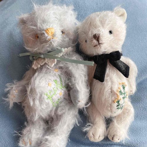 見てわかると思うけど、このふたりは兄妹じゃないんだ。
名前は大きい方がマイ、小さい方がミルク。
マイはのんびり屋さんで、お花を摘むのが好き。
マリアンヌと気が合うみたいで、よくお茶をしてるね。
ミルクは大きなシロクマになることを夢見てるんだけど、語尾に「〜でしゅ」ってついてるからなぁ…いつまでも小さいままでいてほしいね。笑