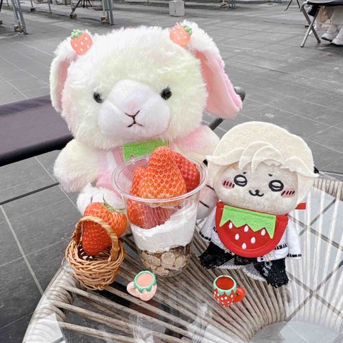 とったいちごをパフェにできてうれしいラッコさん🦦🐰🍓🤍