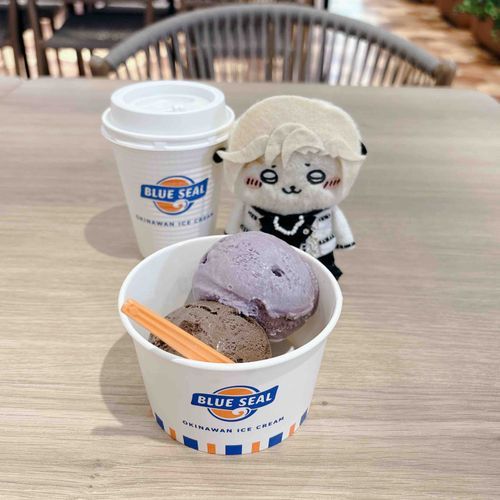 ブルーシールのウベ大好きなラッコさん🦦🍨🍠🤍