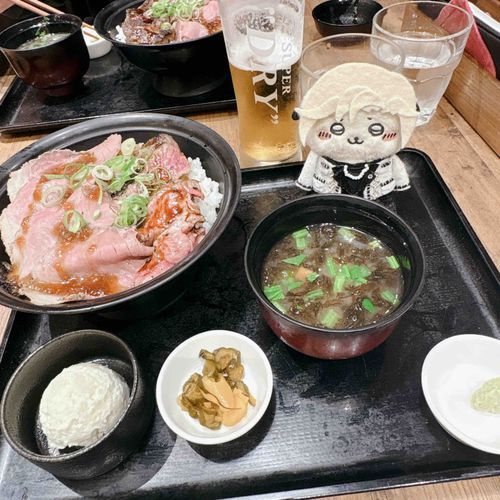 むちゃうまローストビーフ＆ステーキ丼とラッコさん🦦🥩🍺🔥