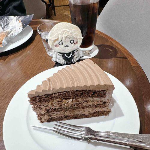 でっかいチョコレートケーキとラッコさん🦦🍰🍫🤍