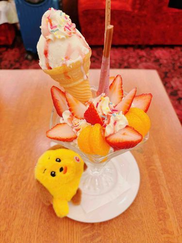 デカすぎるいちごパフェを見上げて倒れるカスタムくん