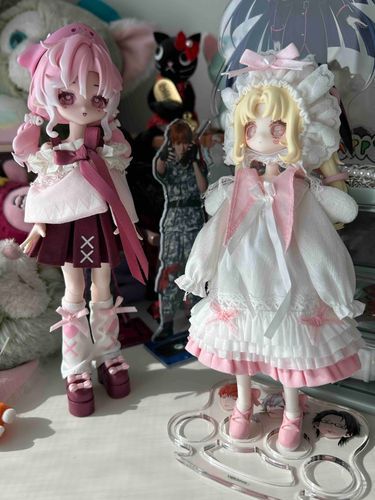 本当に楽しい旅行でした！！
この子はドール専門店でお迎えした子です！
比べると中々身長差があります、2人とも殺人的なかわいさです
(自立してくれるはずなのにまじでたってくれないのでMTCさんに支えてもらいました)