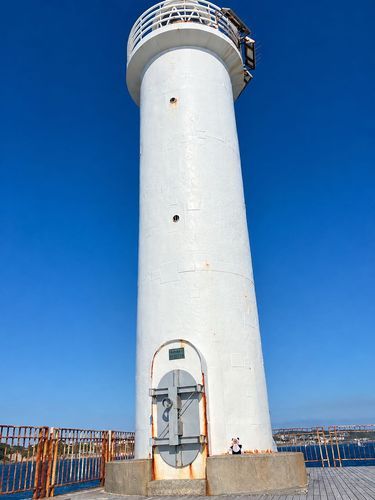 灯台だよ🌊☀️風が強くて飛ばされそうだったよ！ちゃうどこにいるか分かる？