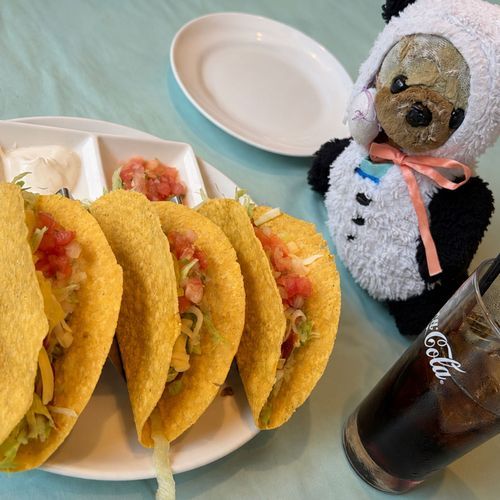 今はやりのタコス🌮食べたよ
ピリ辛ソースが効いてて美味しかった〜！
ガーリックシュリンプ🦐、コブサラダ🥗もおいしくてお腹いっぱい！