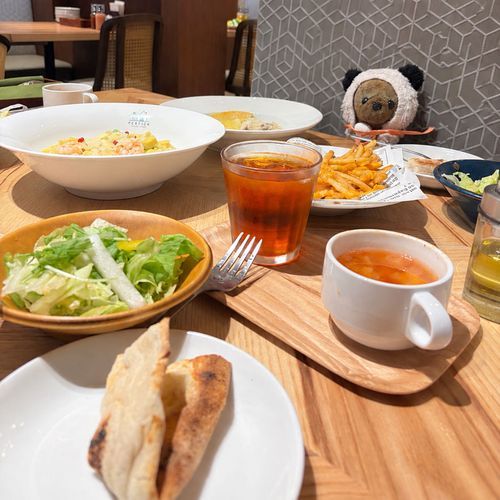 みんな久しぶり🌟
この間イタリアンのお店に行ってみたよ〜🍕🍝
ドリンクバーが沢山あって面白かったよ！美味しかった〜