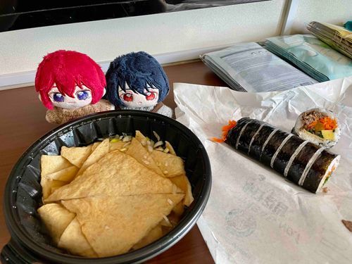 これは かんこくの おでん だそうです
のりまき のようなものも あります
おいしおいし でした！