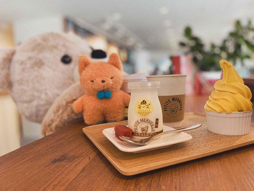 北海道にいったときに食べた、プリンとアイス　たとんもまた食べたいね　くまさんにも会いたいね　たぬきさんとおおかみさんにも会いたいね。