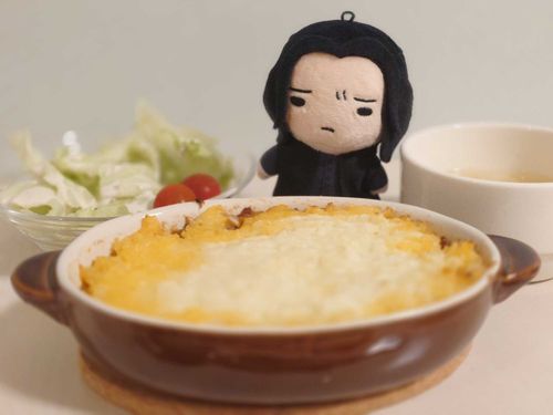 先日の夕食はシェパーズパイであった。
…ったく、料理があまり好きではないという持ち主の「突然のやる気」には毎度驚かされますな。
