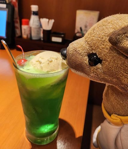 夏はやっぱりこれだよね～🍒

🐶「まずは上のアイスから…いただきまちゅ🎶」