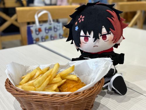 「歩き疲れたから揚げた芋とチーズ食うぞ」