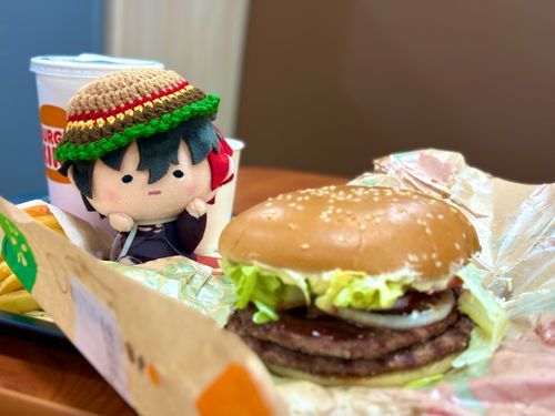 「んま〜！！！！」

お迎えしたハンバーガー帽子とんまちゃんとハンバーガー！