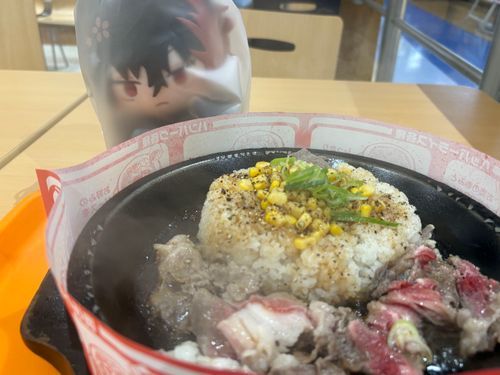 「どうしておれは出してもらえないんだ」
「出してもらえないってことは食えないってことだろ」
「出せ」

ソースも脂も跳ねてるからさ！ね！