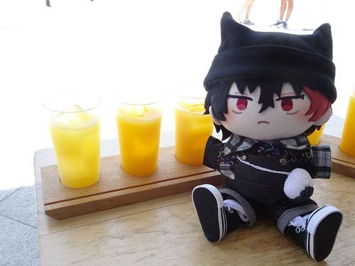 「……眩しいな」
「これは柑橘ジュースの飲み比べセット、だ」