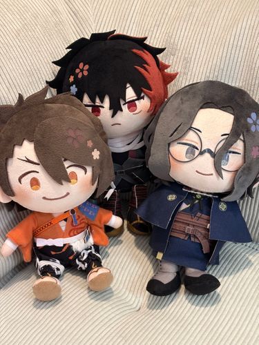 むつ｢肥前のがここにはいるがか！｣
先生「おや？ここにはミシンがたくさんあるね」
肥前「揃った、な」

土佐三振り揃いました〜！！！可愛い！！！！！
むっちゃんはかなり綿詰まっててTheわんぱく！
南海先生は着物の裾で座りにくい事に気がついてそれが可愛い！！！