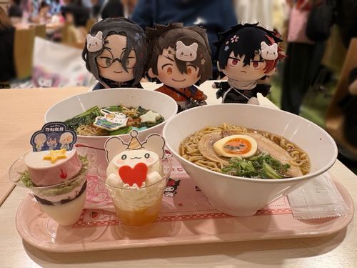 ｢おれらの髪についてるクリップのやつの……パフェ？があるな｣
｢わしら、わんぱく刀剣乱舞のコラボパフェもあるねや｣
｢僕は向こうにあったカレーとは思えない色のカレーが気になるのだけれど｣