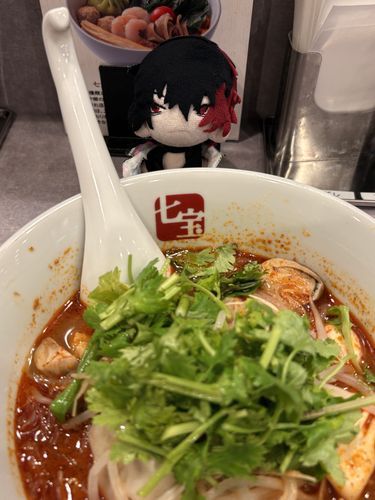 「実はよぉ、あいつ2週間くらい腹の風引いててよぉ。やっと治ったから好きな辛え麺食いに来た。これはトムヤム？らしい」
「久しぶりにおれの服も作ってたぞ」