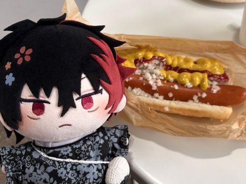 「……マスタードかけすぎじゃないか？」