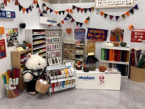 「わぁ、すごくたくさん布がある！店員さんごっこもできるんだね」
「東京は人が多いね……」