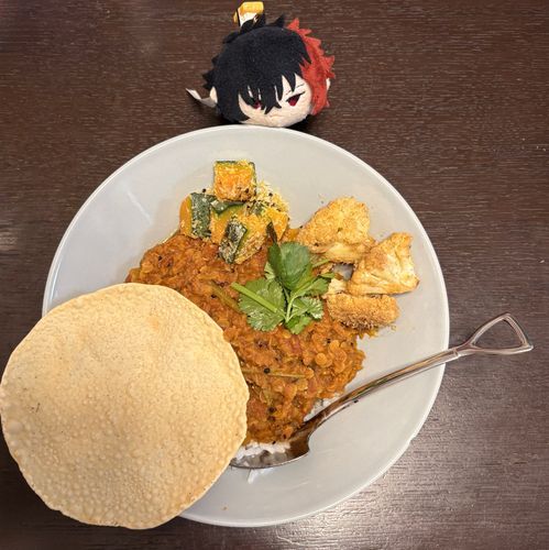 「久しぶりのあいつの自作カレーだ」
「パパドも買ったのを焼いて、ポリヤルも2種類作ったんだぞ」