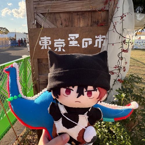 「出かけてきた。後ろのはワークショップであいつに飾られて仲間になった」