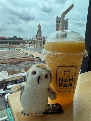 ホ！
（りんご🍎スムージーとハリーくん、後ろは広い広いマーケット）