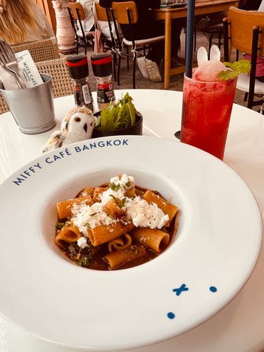 ホホ🩷
（偶然発見、ミッフィーカフェバンコク🍽️）