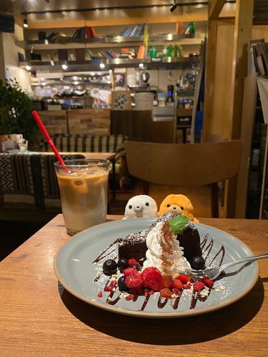 おしゃれなカフェでガトーショコラ食べたヨ