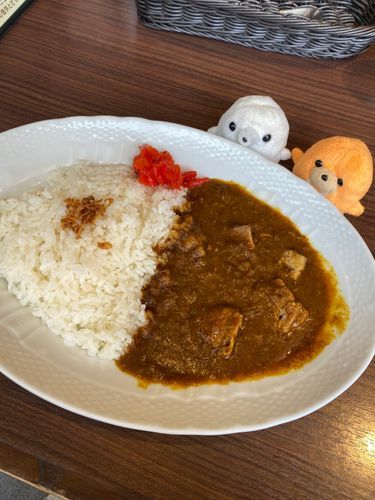 お昼ご飯はカレーダヨ。汚れないように、気をつけて🍛