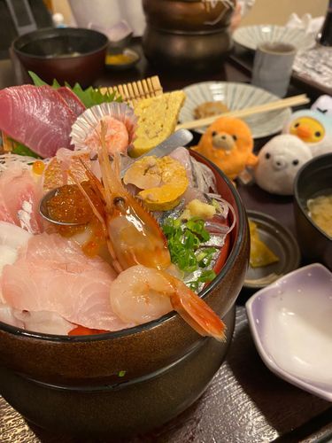 たくさん乗ってる海鮮丼🐟