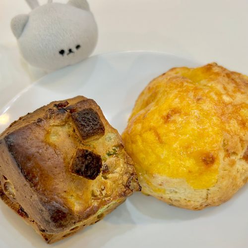エンドウ豆のポタージュとトウモロコシのスコーンと深谷ネギのエチュベ風チーズ増し増しスコーン！
ネギがとろとろで美味でした…！
