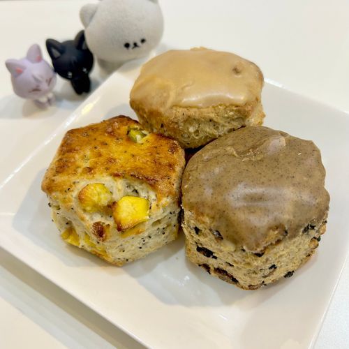 ロイヤルミルクティー、栗とポピーシード、黒豆きなこと黒豆のスコーン✨
ミルク感しっかり、栗はホクホク、黒豆はふっくらで美味でした🫶