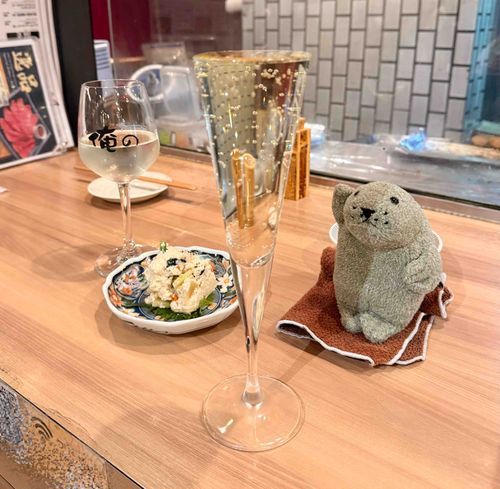 これは、
ニンゲンの付き合いで アルコールの表面張力を楽しんでいた時のもっさんだ🥂

（もっさん）