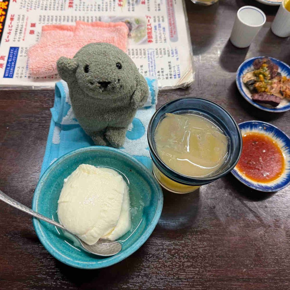 昨晩は ニンゲンと 焼肉屋さんに行ってきたぜ！
ツヤツヤのお肉に感動している姿を見て、なんだか もっさんは 嬉しかったぜ

帰宅したら カラダがクサクサだったから ファブリーズのシャワーを浴びたんだ🚿

（もっさん）