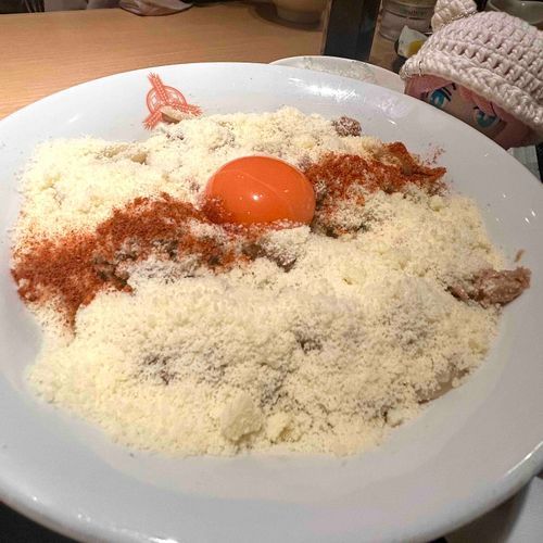 ちらり、、、上は粉チーズだけどこれ下に辛〜い麺が入ってるんだよт _ т