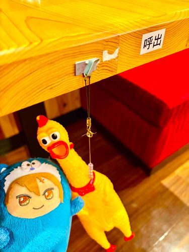 ここの喫茶店では鶏さんを握るとスタッフさんが来てくれます