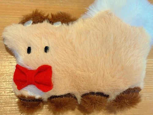 キツネのぬいぐるみ、ココだよ。昨日持ち主のとこにやってきたんだ。名前はさっきつけられたよ。たくさん遊びに行きたいな