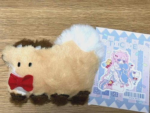 ココはデザフェスで売られてたぬいぐるみだよ。これは今の持ち主の家に来た時の写真。作者さんが気になる人はいろいろ調べてみてね！