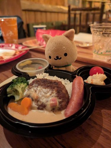 とりだめだワン🐾

ごしゅじんさま、おとななのにおこさまメニューたのんでたワン🐾

ちいさいゼリーひとくちもらったワン！🐾