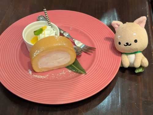 まあるいケーキたべにいったワン！🐾

きじがフワフワでクリームがあまくて
100てんのおあじだったワン✨🐾

あと、まる ってほめられてるみたいで
まろ だいすきワン🐾

まろが このケーキのかいはつしゃ なら
『あまあまフワフワほめほめケーキ』
と なづけるワン…🐾

え、ながいワン…？💦🐾
