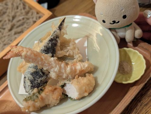 なんだかふんいきのいい 
おそばやさん にきて 
すこし きんちょー するワン…🐾

おすまし がんばるワン…！